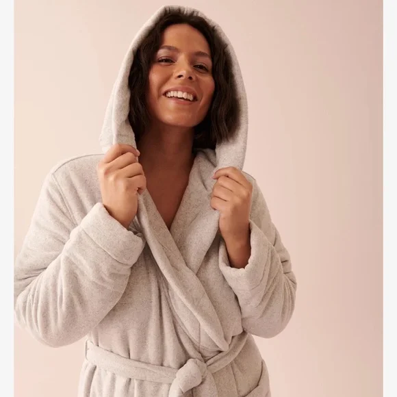 (๐
ป) Soft Knit Quilted Hooded Robe | ๐ฅ๐ ๐๐ข๐ ๐๐ง ๐๐จ๐ฌ๐ - Picture 1 of 4